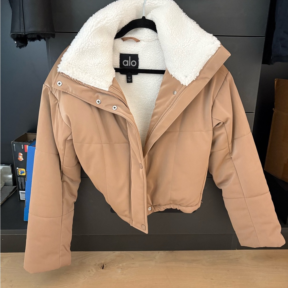 ALO Yoga Women's Beige Puffer Jacket with Cream Lining